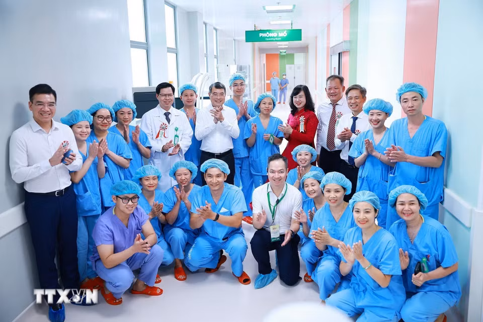 Thủ tướng Lê Minh Hưng với cán bộ, y bác sĩ, nhân viên y tế Bệnh viện Hữu nghị Việt Đức cơ sở Ninh Bình. (Ảnh: Dương Giang/TTXVN)