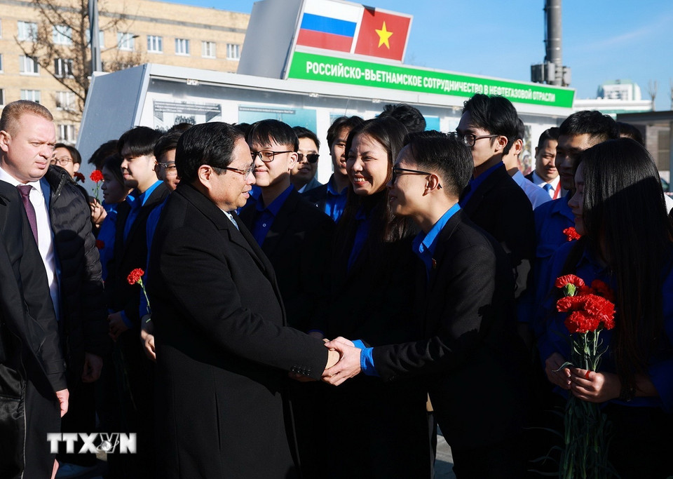 Thủ tướng Phạm Minh Chính thanh niên, sinh viên tham dự lễ dâng hoa tại Tượng đài Chủ tịch Hồ Chí Minh (Quảng trường Hồ Chí Minh) ở Thủ đô Moscow, Liên bang Nga. (Ảnh: Dương Giang/TTXVN)
