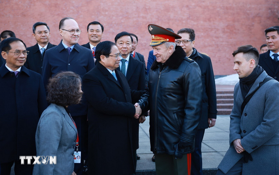 Tư lệnh Quân khu Moscow và Đại diện Bộ Ngoại giao Liên bang Nga đón Thủ tướng Phạm Minh Chính đến đặt hoa tại Đài tưởng niệm Liệt sỹ vô danh Liên bang Nga ở thủ đô Moscow. (Ảnh: Dương Giang/TTXVN)