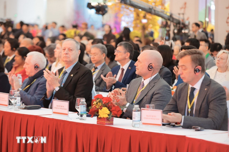 Đại biểu quốc tế tham dự lễ khai mạc Hội chợ Mùa Xuân 2026. (Ảnh: Minh Quyết/TTXVN)