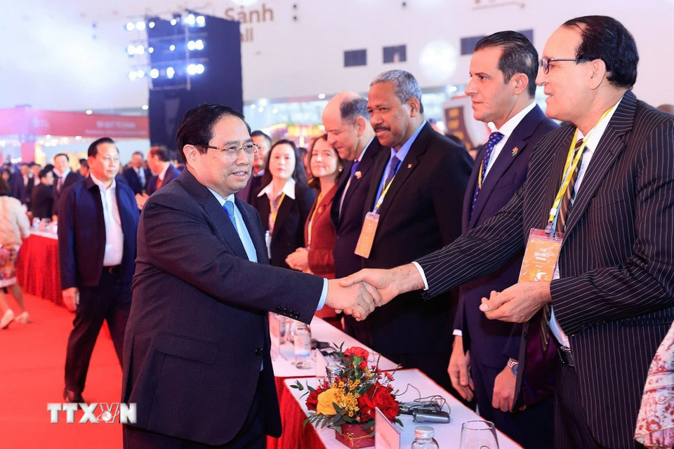 Thủ tướng Phạm Minh Chính với các đại biểu quốc tế dự Lễ khai mạc Hội chợ Mùa Xuân lần thứ nhất năm 2026. (Ảnh: Dương Giang/TTXVN)