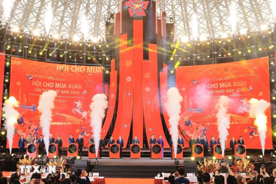 Thủ tướng Phạm Minh Chính và các đại biểu thực hiện nghi thức bấm nút khai mạc Hội chợ Mùa Xuân lần thứ nhất - năm 2026. (Ảnh: Minh Quyết/ TTXVN)