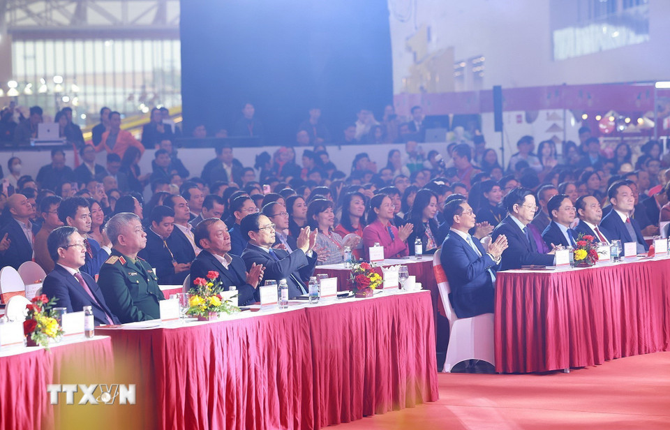 Thủ tướng Phạm Minh Chính và các đại biểu dự Lễ khai mạc Hội chợ Mùa Xuân lần thứ nhất năm 2026. (Ảnh: Dương Giang/TTXVN)