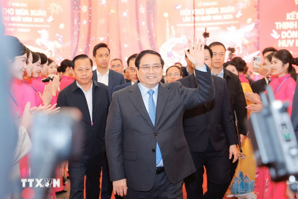 Thủ tướng Phạm Minh Chính và đại biểu tham quan các gian hàng tại Hội chợ. (Ảnh: Minh Quyết/TTXVN)