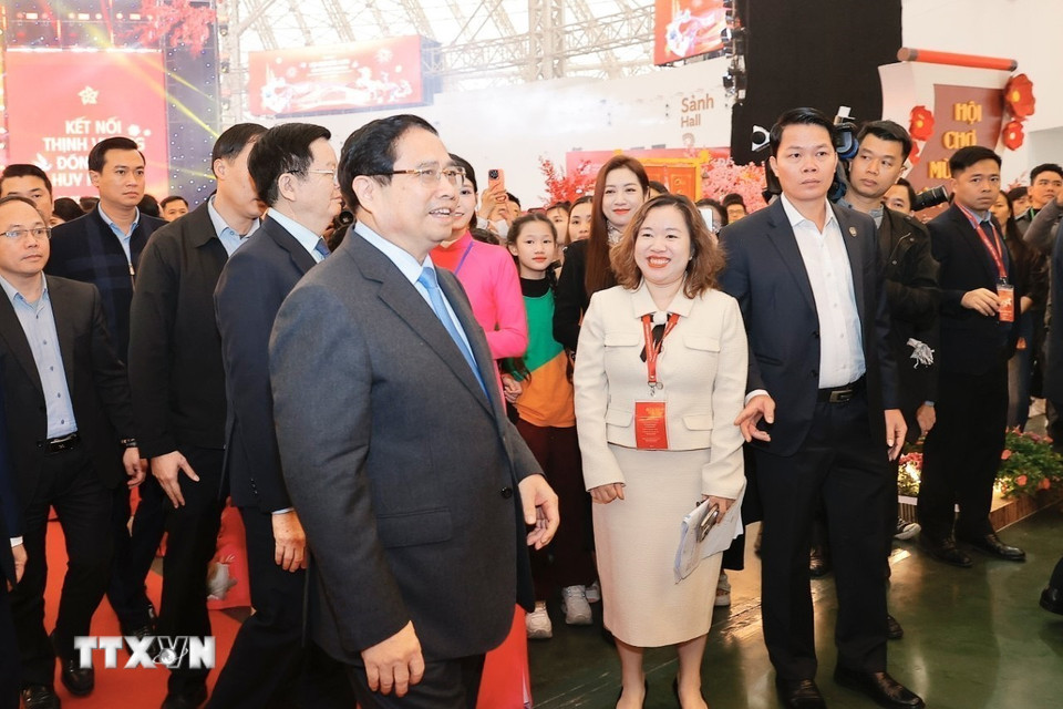Thủ tướng Phạm Minh Chính và đại biểu tham quan các gian hàng tại Hội chợ. (Ảnh: Minh Quyết/TTXVN)