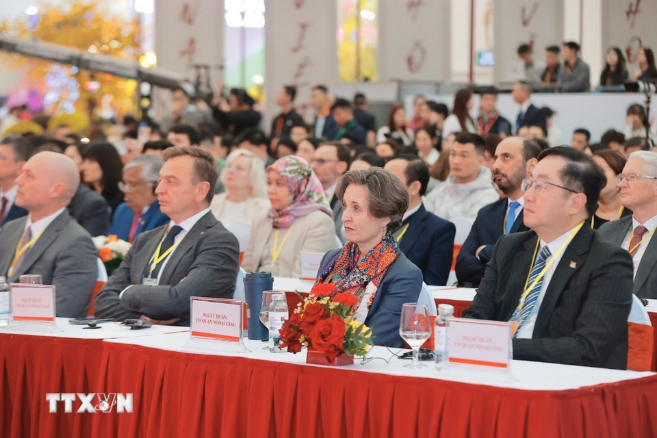 Đại biểu quốc tế tham dự lễ khai mạc Hội chợ Mùa Xuân 2026. (Ảnh: Minh Quyết/TTXVN)