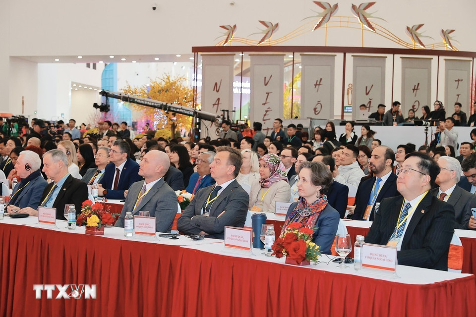 Đại biểu quốc tế tham dự lễ khai mạc Hội chợ Mùa Xuân 2026. (Ảnh: Minh Quyết/TTXVN)
