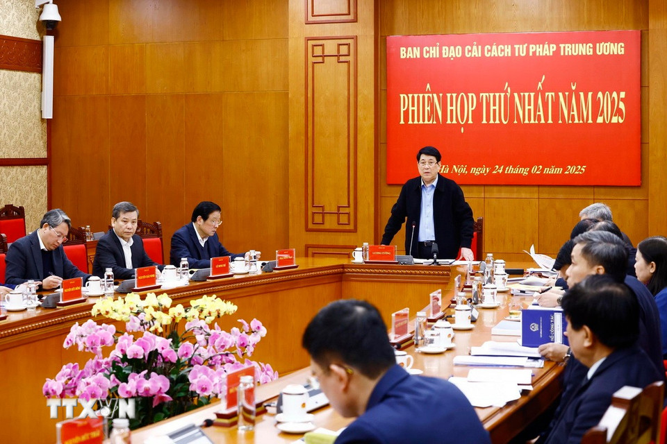 Chủ tịch nước Lương Cường chủ trì Phiên họp thứ nhất năm 2025 của Ban Chỉ đạo Cải cách Tư pháp Trung ương. (Ảnh: Lâm Khánh/TTXVN)