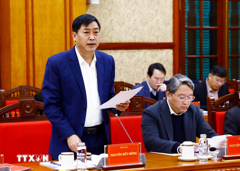 Đồng chí Nguyễn Hữu Đông, Ủy viên Trung ương Đảng, Phó Trưởng ban Nội chính Trung ương trình bày Quyết định kiện toàn Ban Chỉ đạo và Quy định của Bộ Chính trị về chức năng, nhiệm vụ, quyền hạn và quan hệ công tác của Ban Chỉ đạo Cải cách Tư pháp Trung ương. (Ảnh: Lâm Khánh/TTXVN)