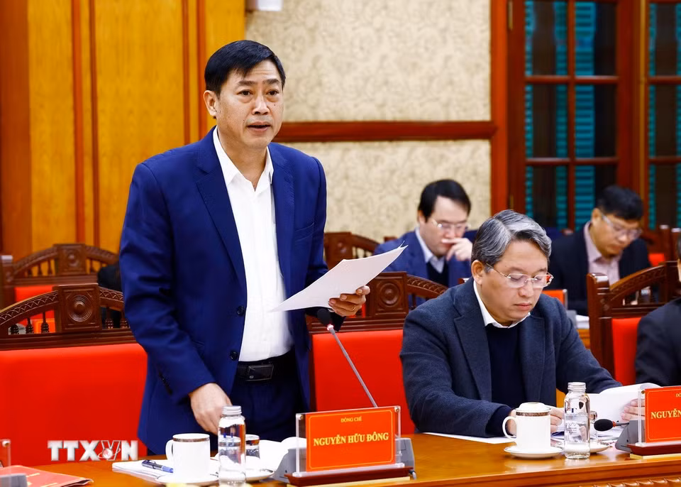 Đồng chí Nguyễn Hữu Đông, Ủy viên Trung ương Đảng, Phó Trưởng ban Nội chính Trung ương trình bày Quyết định kiện toàn Ban Chỉ đạo và Quy định của Bộ Chính trị về chức năng, nhiệm vụ, quyền hạn và quan hệ công tác của Ban Chỉ đạo Cải cách Tư pháp Trung ương. (Ảnh: Lâm Khánh/TTXVN)