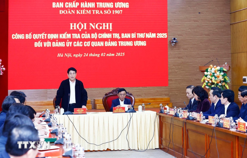Chủ tịch nước Lương Cường, Trưởng đoàn Kiểm tra số 1907 chủ trì Hội nghị Công bố quyết định kiểm tra của Bộ Chính trị, Ban Bí thư năm 2025 đối với Đảng ủy các cơ quan Đảng Trung ương. (Ảnh: Lâm Khánh/TTXVN)