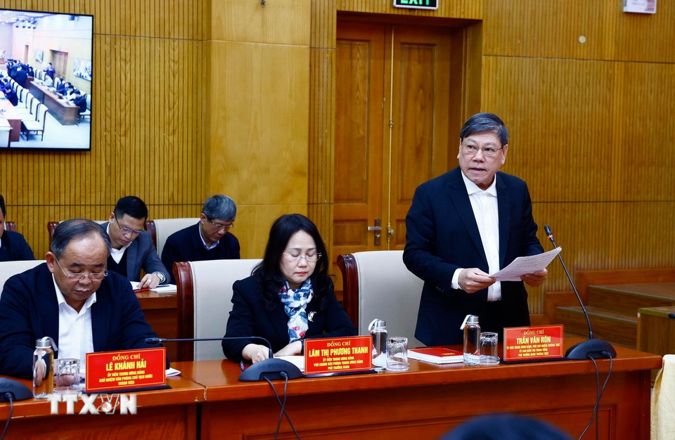 Đồng chí Trần Văn Rón, Ủy viên Trung ương Đảng, Phó Chủ nhiệm Thường trực Ủy ban Kiểm tra Trung ương, Phó Trưởng đoàn Thường trực Đoàn Kiểm tra số 1907 công bố quyết định. (Ảnh: Lâm Khánh/TTXVN)