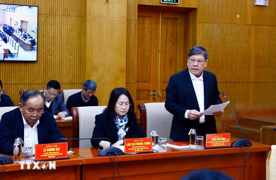 Đồng chí Trần Văn Rón, Ủy viên Trung ương Đảng, Phó Chủ nhiệm Thường trực Ủy ban Kiểm tra Trung ương, Phó Trưởng đoàn Thường trực Đoàn Kiểm tra số 1907 công bố quyết định. (Ảnh: Lâm Khánh/TTXVN)
