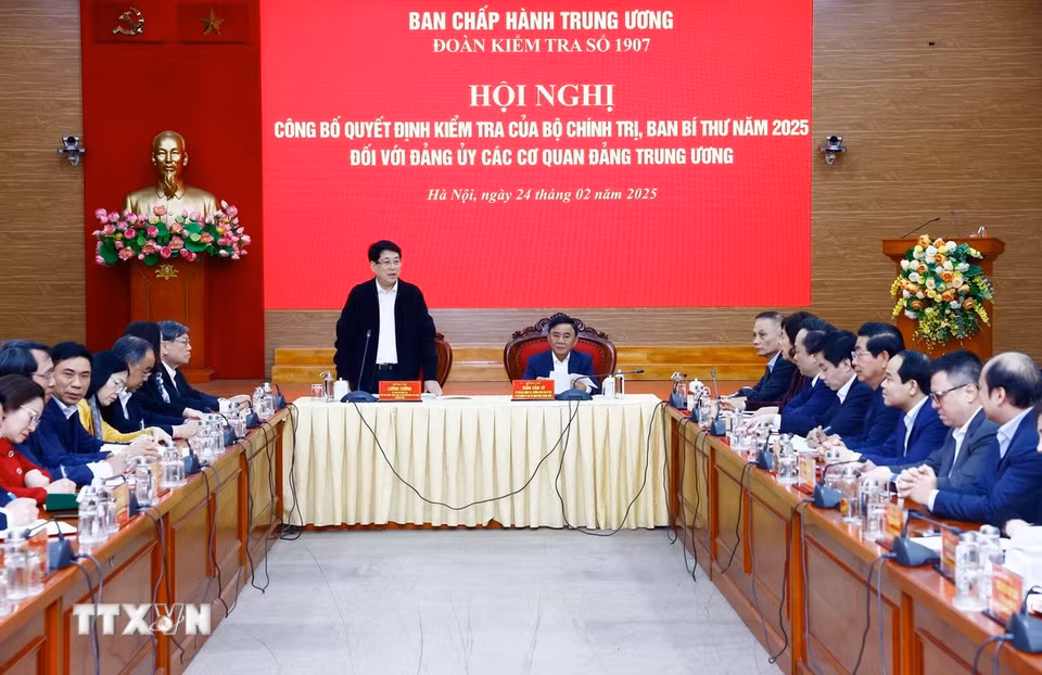 Chủ tịch nước Lương Cường, Trưởng đoàn Kiểm tra số 1907 chủ trì Hội nghị Công bố quyết định kiểm tra của Bộ Chính trị, Ban Bí thư năm 2025 đối với Đảng ủy các cơ quan Đảng Trung ương. (Ảnh: Lâm Khánh/TTXVN)