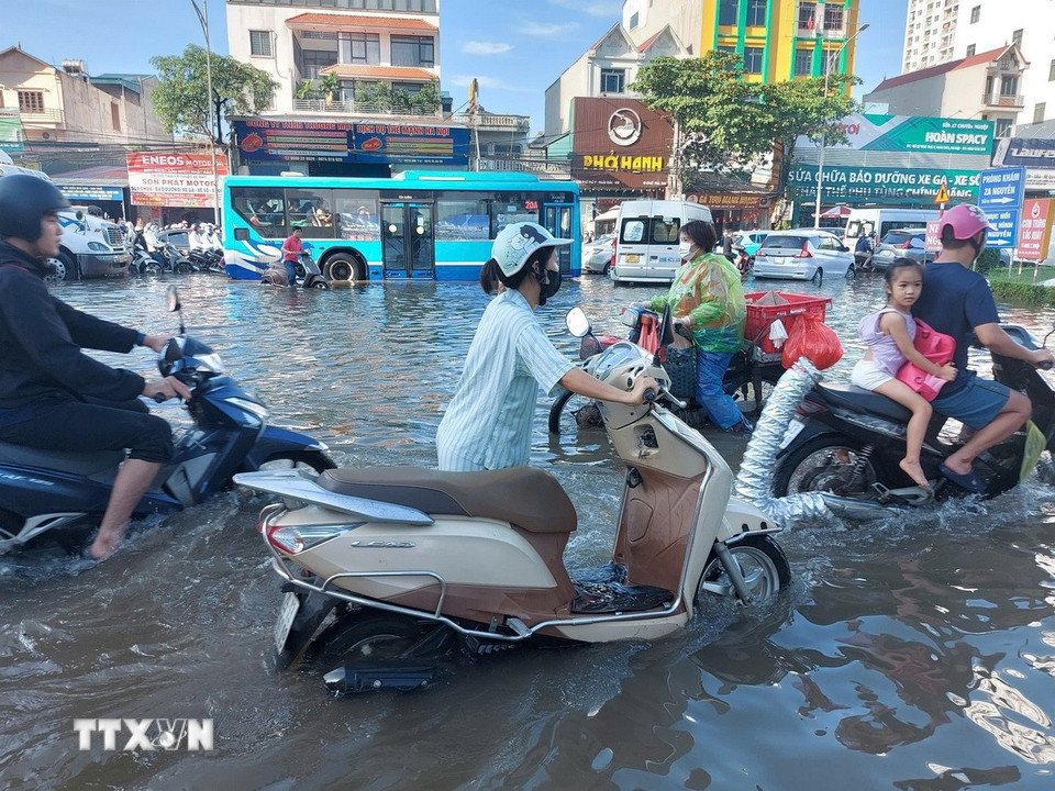 Quanh khu vực Khu đô thị Tân Tây Đô, xã Ô Diên, vẫn trong tình trạng ngập nặng. (Ảnh: Văn Điệp/TTXVN)