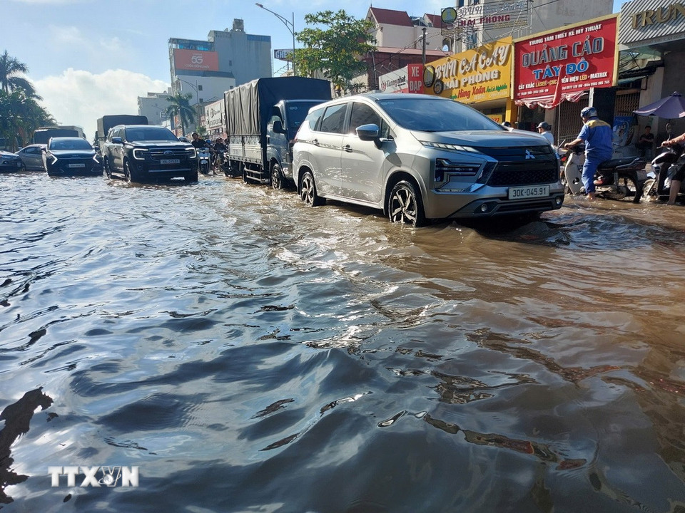 Quanh khu vực Khu đô thị Tân Tây Đô, xã Ô Diên, vẫn trong tình trạng ngập nặng. (Ảnh: Văn Điệp/TTXVN)