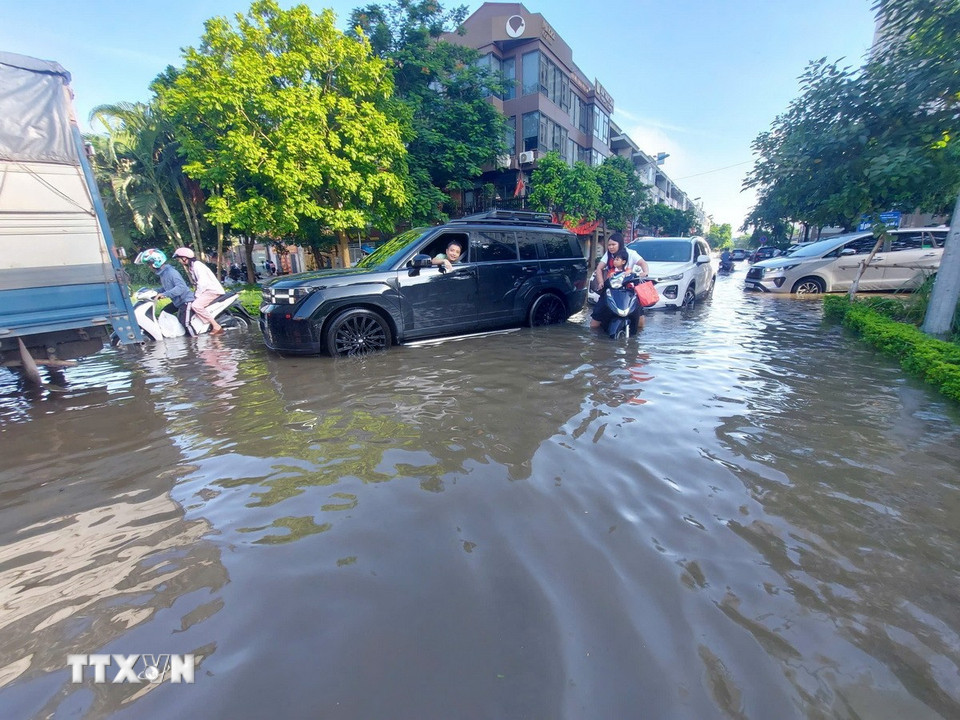Quanh khu vực Khu đô thị Tân Tây Đô, xã Ô Diên, vẫn trong tình trạng ngập nặng. (Ảnh: Văn Điệp/TTXVN)