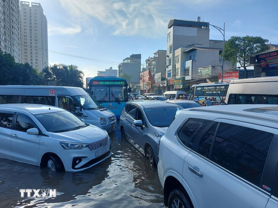 Ngập nặng khiến giao thông ùn tắc kéo dài. (Ảnh: Văn Điệp/TTXVN)