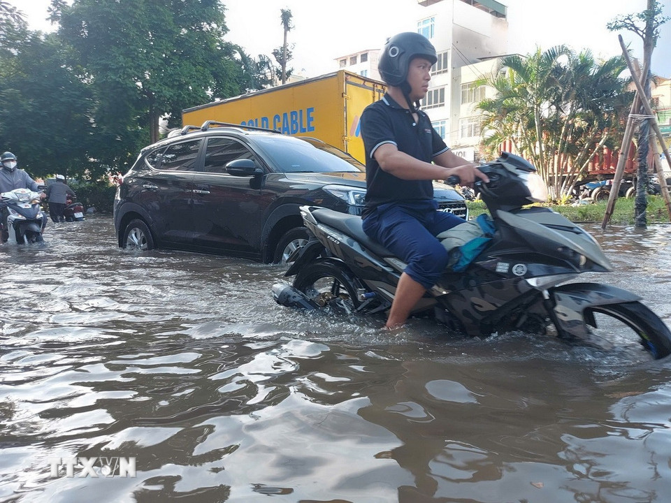 Quanh khu vực Khu đô thị Tân Tây Đô, xã Ô Diên, vẫn trong tình trạng ngập nặng. (Ảnh: Văn Điệp/TTXVN)