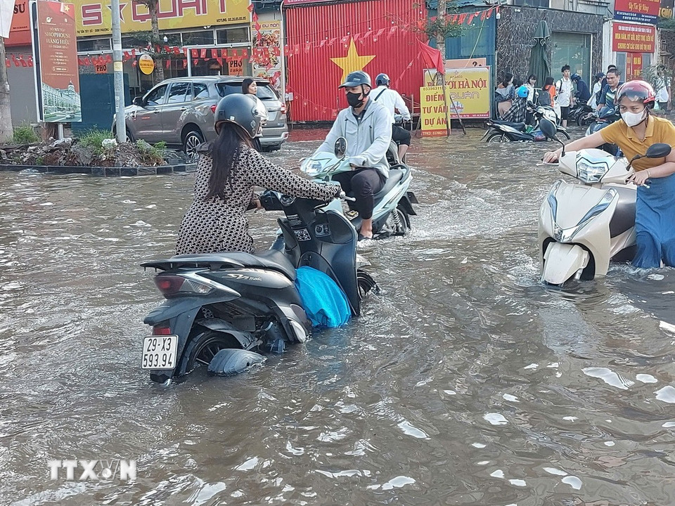 Quanh khu vực Khu đô thị Tân Tây Đô, xã Ô Diên, vẫn trong tình trạng ngập nặng. (Ảnh: Văn Điệp/TTXVN)