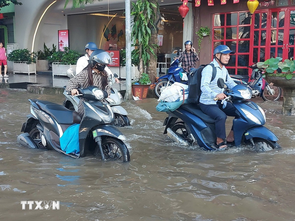 Tình trạng ngập úng nặng, ảnh hưởng lớn đến việc di chuyển và sinh hoạt của người dân. (Ảnh: Văn Điệp/ TTXVN)