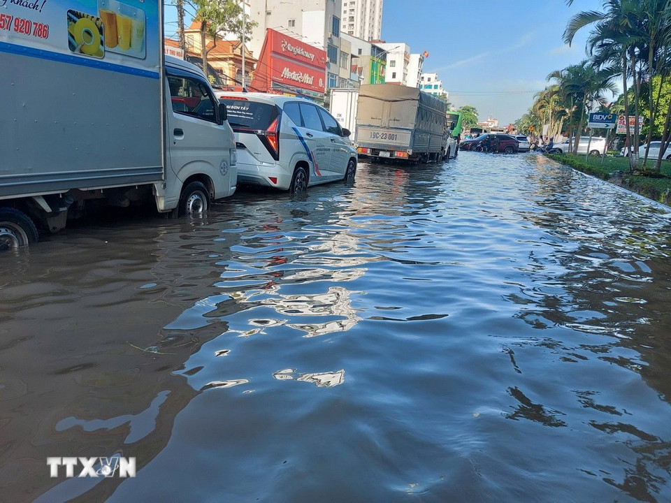 Tình trạng ngập úng nặng, ảnh hưởng lớn đến việc di chuyển và sinh hoạt của người dân. (Ảnh: Văn Điệp/ TTXVN)