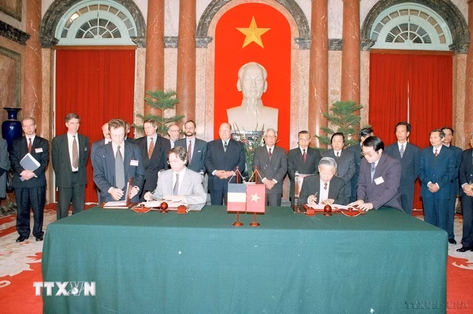 Thủ tướng Võ Văn Kiệt và Thủ tướng Jean-Luc Dehaene chứng kiến Lễ ký các hiệp định hợp tác kinh tế, kỹ thuật Việt Nam-Bỉ (Hà Nội, 8/3/1996). (Ảnh: Minh Đạo/TTXVN)
