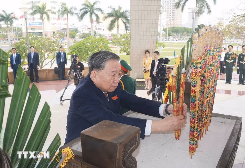 Tổng Bí thư Tô Lâm dâng hương tưởng niệm các Anh hùng liệt sỹ tại Đài tưởng niệm thành phố Đà Nẵng. (Ảnh: Thống Nhất/TTXVN)