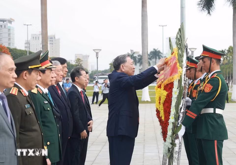 Tổng Bí thư Tô Lâm dâng hương, dâng hoa tưởng niệm các Anh hùng liệt sỹ tại Đài tưởng niệm thành phố Đà Nẵng. (Ảnh: Thống Nhất/TTXVN)