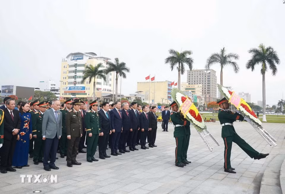 Tổng Bí thư Tô Lâm và các đại biểu dâng hương tưởng niệm các Anh hùng liệt sỹ tại Đài tưởng niệm thành phố Đà Nẵng. (Ảnh: Thống Nhất/TTXVN)
