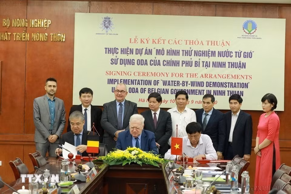 Thứ trưởng Bộ Nông nghiệp và Phát triển Nông thôn Lê Quốc Doanh và Ngài Paul Janssen, Đại sứ Vương quốc Bỉ tại Việt Nam cùng các đại biểu chứng kiến lễ ký kết thực hiện dự án "Mô hình thử nghiệm nước từ gió”, sử dụng nguồn vốn ODA của Chính phủ Bỉ tại tỉnh Ninh Thuận (2020). (Ảnh: Vũ Sinh/TTXVN)