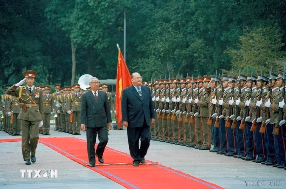 Thủ tướng Võ Văn Kiệt chủ trì lễ đón Thủ tướng Bỉ Jean Luc Dehaene thăm hữu nghị chính thức Việt Nam từ ngày 7-9/3/1996. (Ảnh: Minh Đạo/TTXVN)
