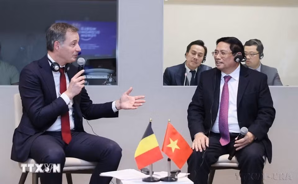 Nhân chuyến tham dự Hội nghị thường niên lần thứ 54 của Diễn đàn Kinh tế Thế giới (WEF) tại Davos, Thụy Sĩ, chiều 16/1/2024, Thủ tướng Phạm Minh Chính gặp Thủ tướng Bỉ Alexander De Croo. (Ảnh: Dương Giang/TTXVN)
