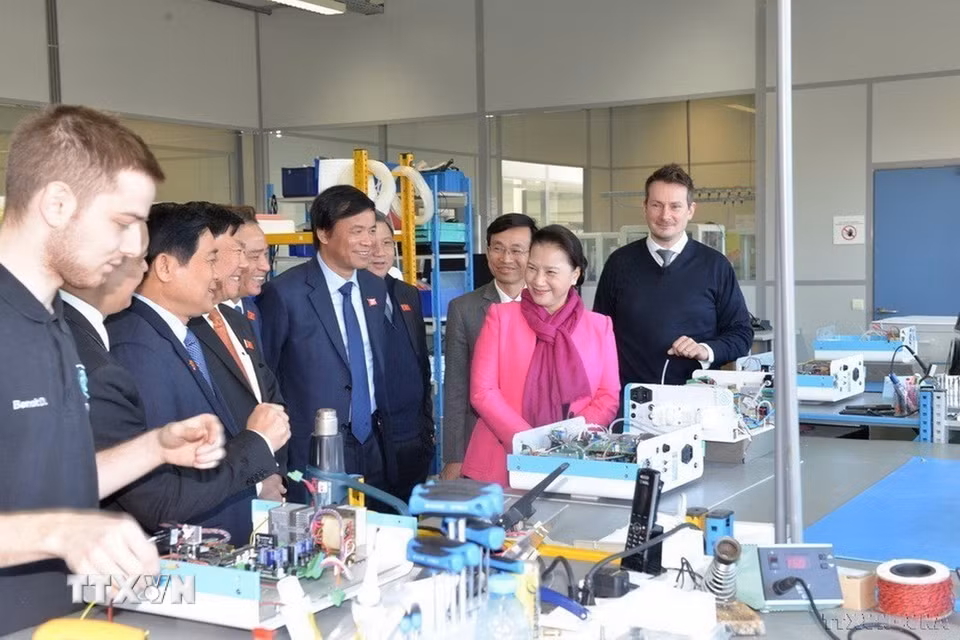 Chủ tịch Quốc hội Nguyễn Thị Kim Ngân tham quan phân xưởng chế tạo thiết bị của Công ty Medisoft PA.E de Sorines tại vùng Wallonie (Vương quốc Bỉ, 5/4/2019). (Ảnh: Trọng Đức/TTXVN)