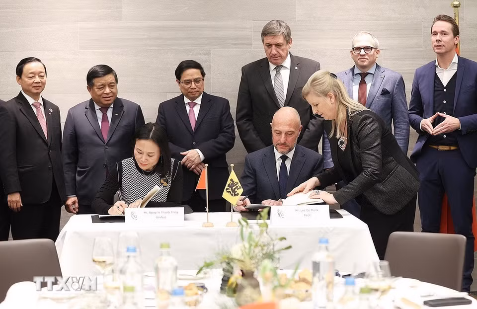 Thủ tướng Phạm Minh Chính và ông Jan Jambon, Bộ trưởng, Thủ hiến vùng Flanders chứng kiến lễ ký kết ý định thư hợp tác giữa Vinfast (Việt Nam) và Facil (Bỉ), ngày 15/12/2022. (Ảnh: Dương Giang/TTXVN)