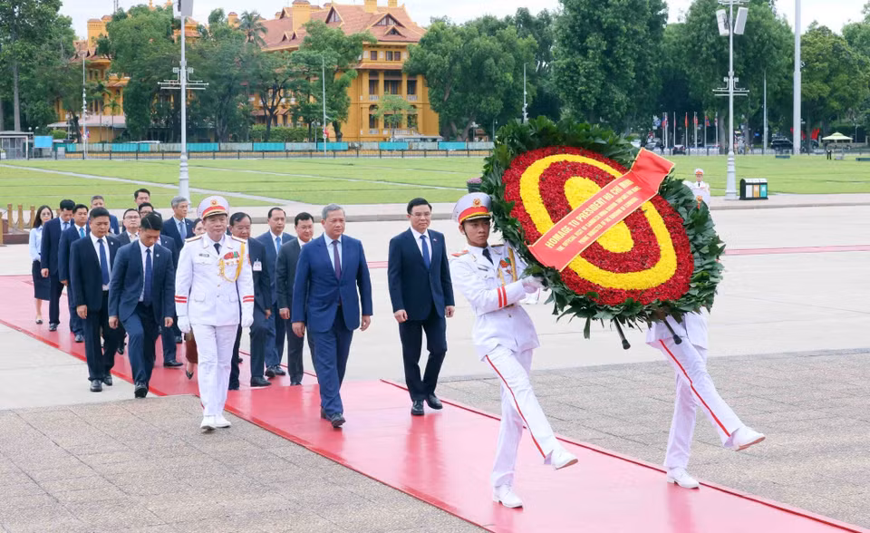 Thủ tướng Vương quốc Campuchia Hun Manet đến đặt vòng hoa và vào Lăng viếng Chủ tịch Hồ Chí Minh. (Ảnh: Phạm Kiên/TTXVN)