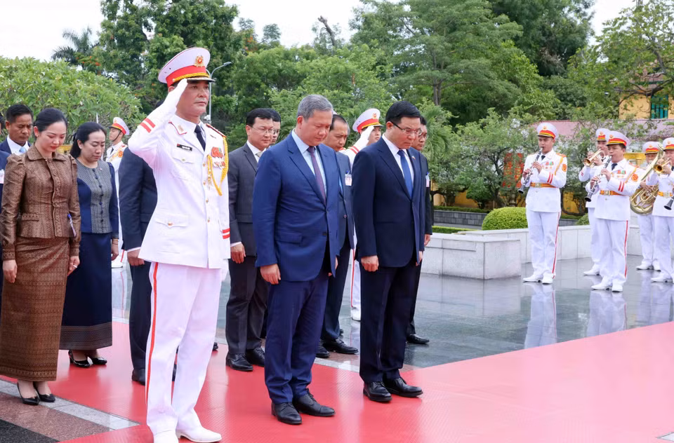 Thủ tướng Vương quốc Campuchia Hun Manet đến đặt vòng hoa tại Đài tưởng niệm các Anh hùng Liệt sỹ (đường Bắc Sơn, Hà Nội). (Ảnh: Phạm Kiên/TTXVN)