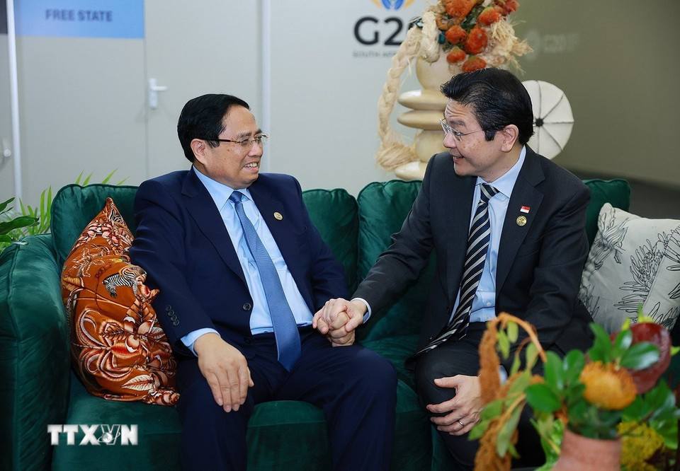 Thủ tướng Phạm Minh Chính gặp Thủ tướng Singapore Lawrence Wong. (Ảnh: Dương Giang/TTXVN)