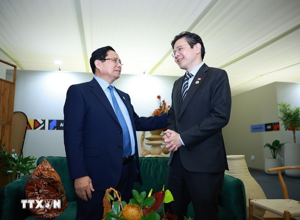 Nhân chuyến tham dự Hội nghị Thượng đỉnh G20 tại Nam Phi, sáng 23/11/2025 giờ địa phương (chiều cùng ngày, giờ Hà Nội), Thủ tướng Phạm Minh Chính gặp Thủ tướng Singapore Lawrence Wong. (Ảnh: Dương Giang/TTXVN)