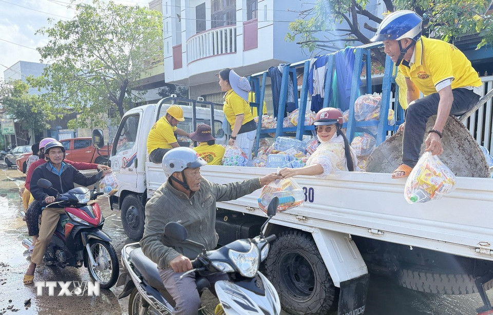Từng đoàn cứu trợ trong và ngoài tỉnh tiếp tế cho người dân vùng lũ Đắk Lắk. (Ảnh: Tường Quân/TTXVN)
