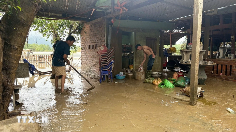 Sau khi nước rút, người dân Đắk Lắk tranh thủ dọn bùn, rác. (Ảnh: Nguyên Dung/TTXVN)