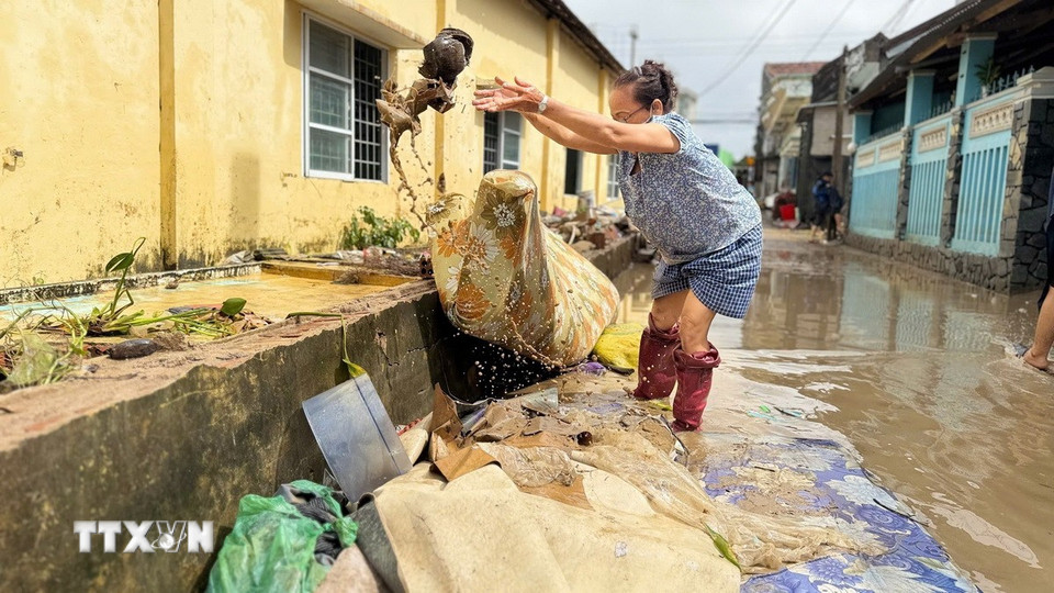 Sau khi nước rút, người dân Đắk Lắk tranh thủ dọn dẹp rác. (Ảnh: Nguyên Dung/TTXVN)