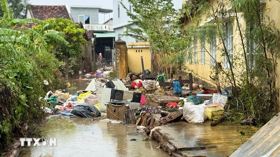 “Ngổn ngang” bùn đất, rác thải và vật dụng hư hỏng tại các khu dân cư sau lũ. (Ảnh: Nguyên Dung/TTXVN)