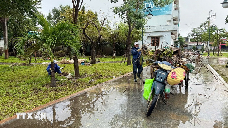 Công ty Cổ phần Môi trường đô thị Phú Yên huy động toàn bộ lực lượng chung tay dọn dẹp, vệ sinh môi trường. (Ảnh: Nguyên Dung/TTXVN)