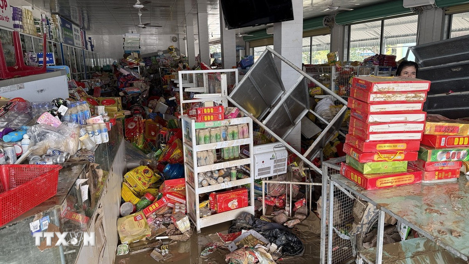 Một cửa hàng tạp hoá của người dân phường Tuy Hoà (Đắk Lắk) bị hư hại hoàn toàn do mưa lũ. (Ảnh: Tường Quân/TTXVN)