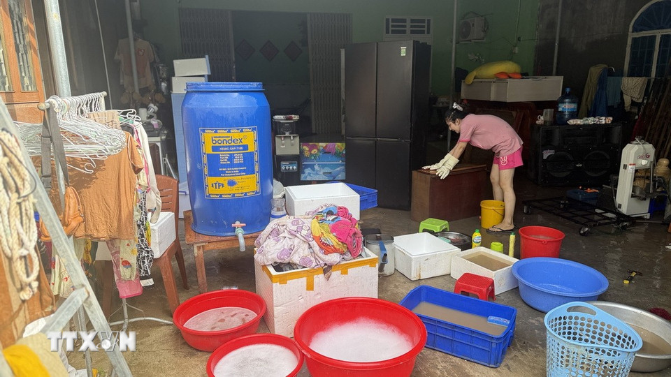 Nhà cửa, đồ đạc của người dân vùng lũ tỉnh Đắk Lắk bị hư hỏng. (Ảnh: Tường Quân/ TTXVN)