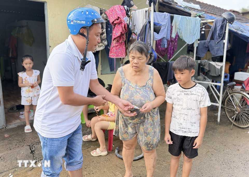 Một trường hợp khó khăn sau lũ được phóng viên TTXVN kết nối để hỗ trợ. (Ảnh: Tường Quân/TTXVN)