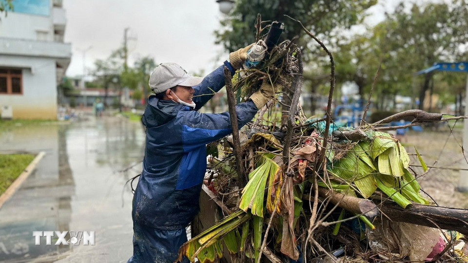 Công ty Cổ phần Môi trường đô thị Phú Yên huy động toàn bộ lực lượng chung tay dọn dẹp, vệ sinh môi trường. (Ảnh: Nguyên Dung/TTXVN)