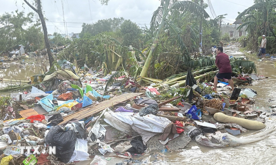 Đồ đạc của người dân trôi dạt khắp nơi tại các vùng ngập lũ phường Tuy Hoà (Đắk Lắk). (Ảnh: Tường Quân/TTXVN)