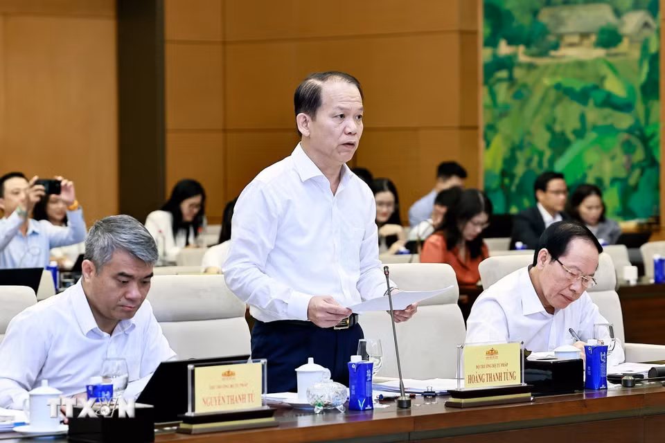 Bộ trưởng Bộ Tư pháp Hoàng Thanh Tùng thuyết trình về nội dung cơ bản của dự thảo. (Ảnh: Doãn Tấn/TTXVN)